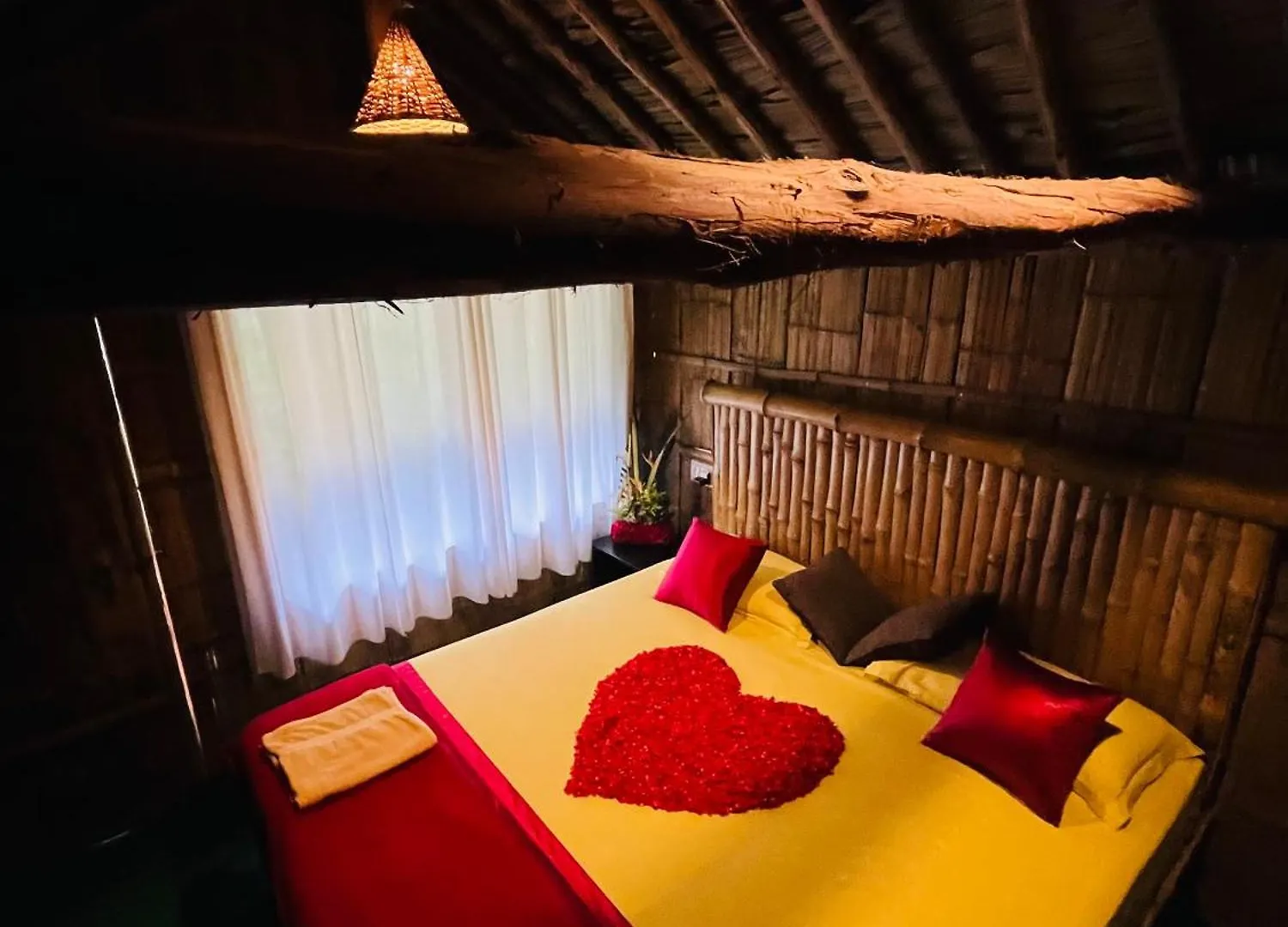 Guest house Fab - Bamboo Hut With Open Shower Munnar